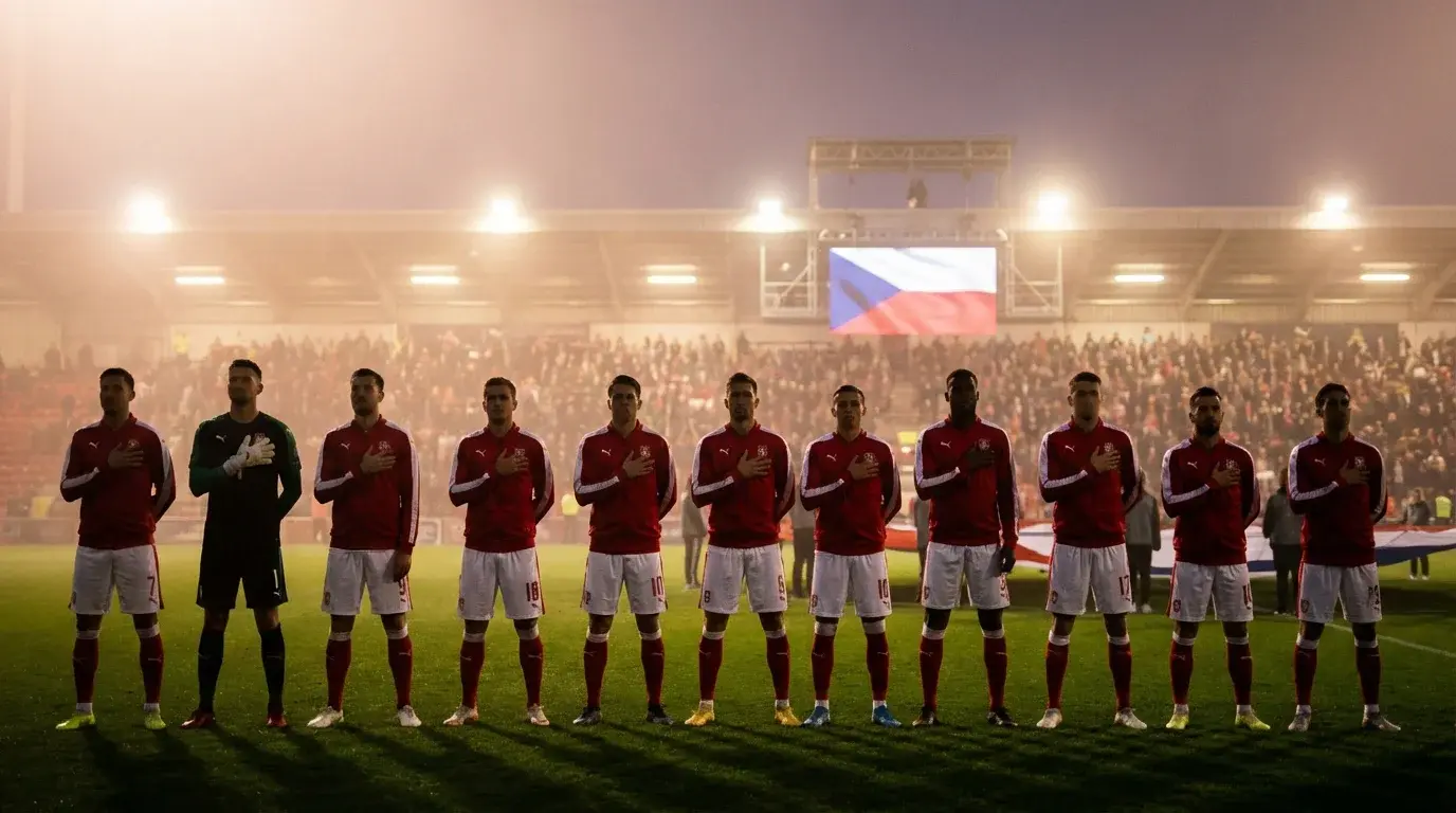 Českí futbalisti počas národnej hymny pred zápasom v národných dresoch