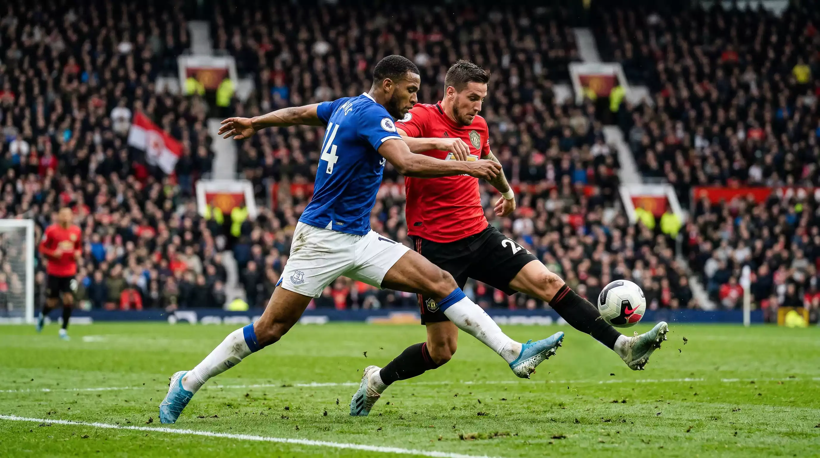 Futbalisti dvoch tímov bojujú o loptu počas skupinového zápasu MS 2026