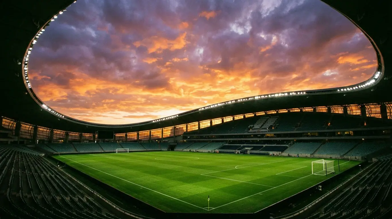Pohľad na futbalový štadión počas západu slnka pred zápasom MS 2026