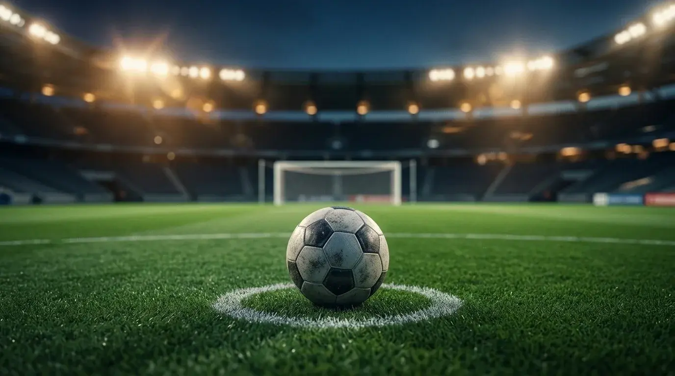 Štadión v noci s loptou na bielom bode počas svetového šampionátu vo futbale 2026